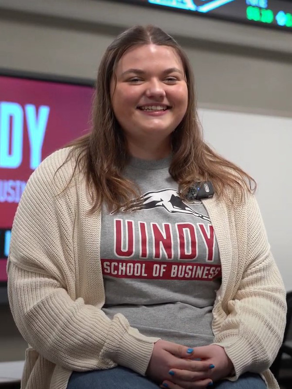 Student Morgan Sargent in the School of Business Finance Lab